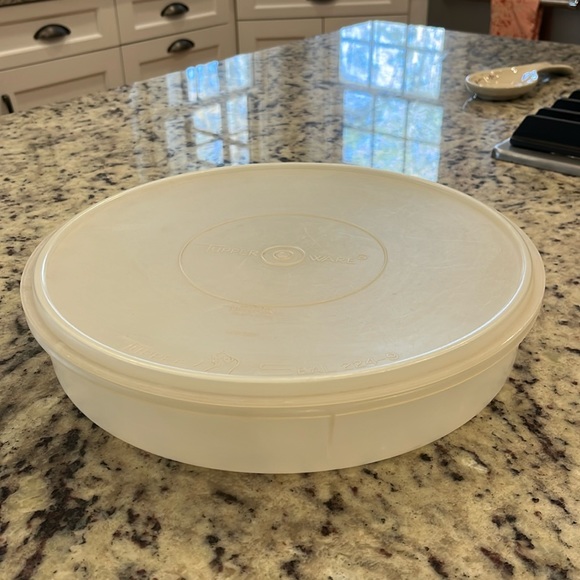 Large Tupperware container - Picture 1 of 7